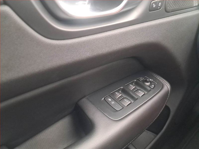 Volvo XC60 (2023) B4 AWD - fotka 17 z 18