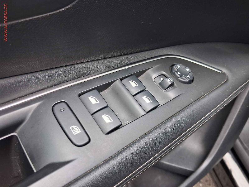 Peugeot 3008 (2018) 1.2 PT, Allure, AT, navi - fotka 13 z 17