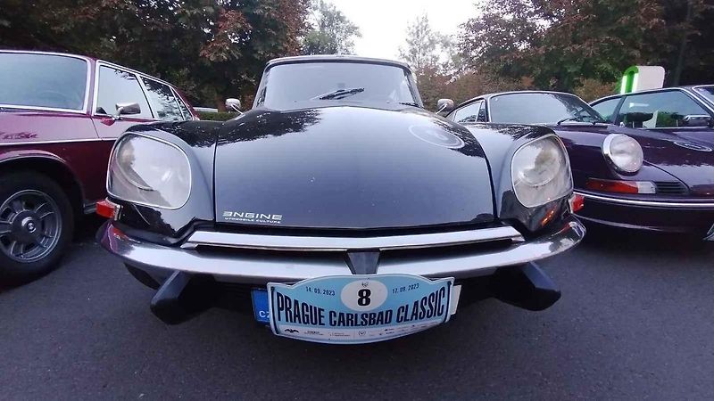 Účastníci Prague Carlsbad Classic a jejich vozy v sobotu večer před Grandhotelem Pupp.
