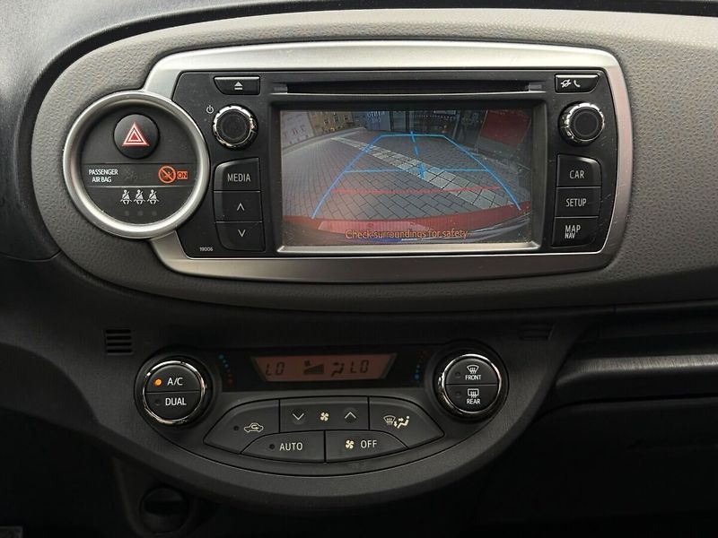Toyota Yaris 1.3 Style VIP senso smart - fotka 9 z 14