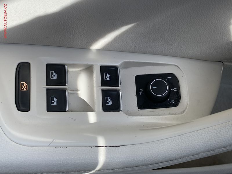 Volkswagen Passat (2015) 2.0 TDi, Highline, LED, navi - fotka 19 z 20