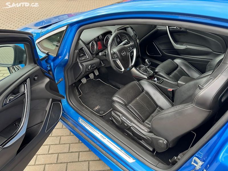 Opel Astra (2012) GTC OPC 2.0 Turbo 206kw - fotka 13 z 22