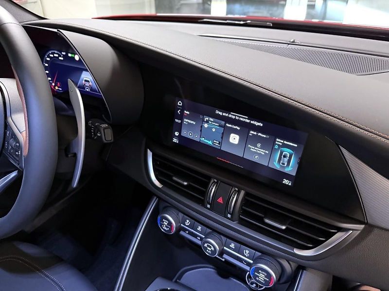 Alfa Romeo Giulia (2026) 2.0T 280k AT8 ZF Q4 4x4 Intens - fotka 11 z 23