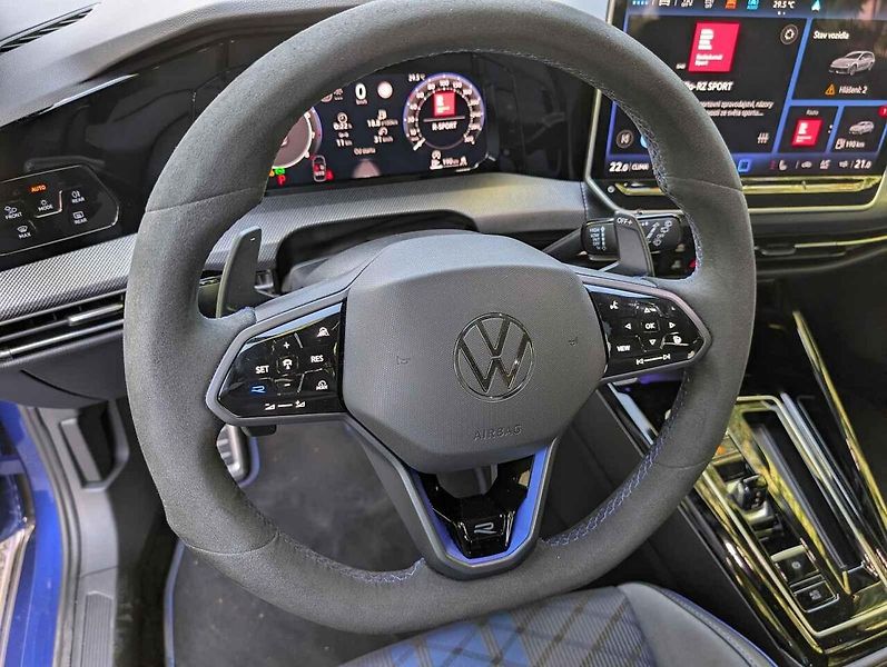 Auto má rádo klikaté silničky.