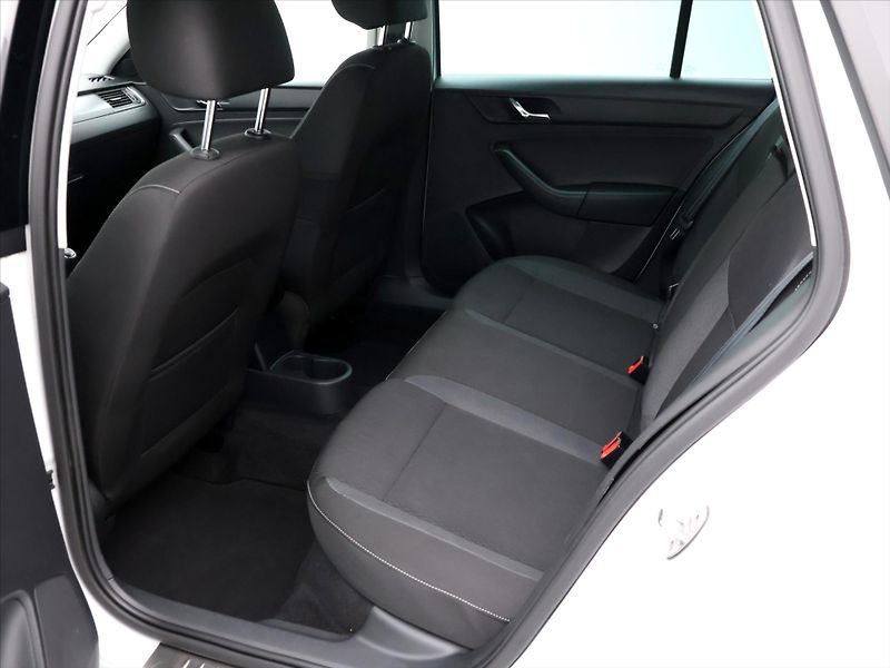 Škoda Rapid 1,2 TSI 77kW Xenon 1.Maj. - fotka 12 z 33