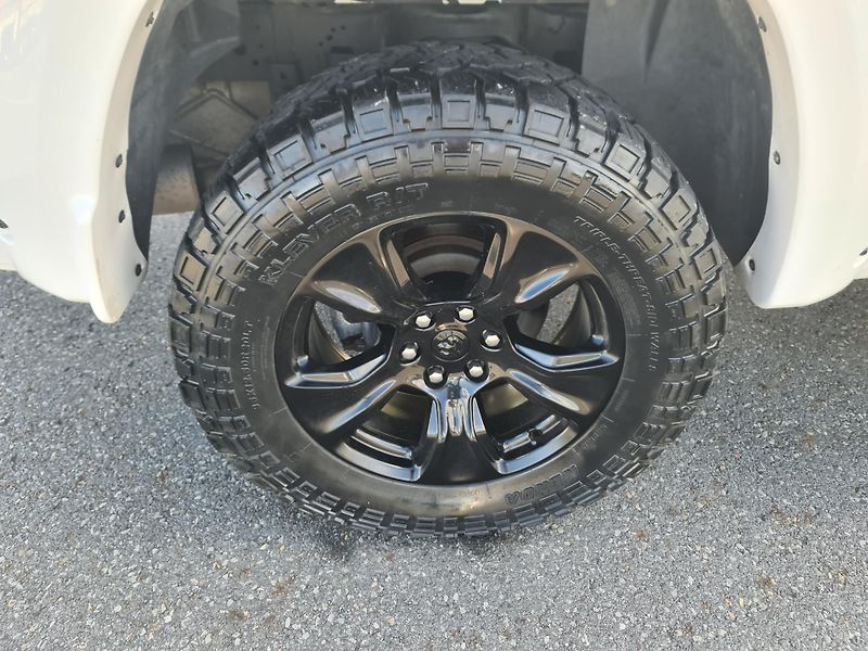 Dodge RAM 1500 (2022) 5.7 HEMI 4x4 BIGHORN LPG - fotka 60 z 67