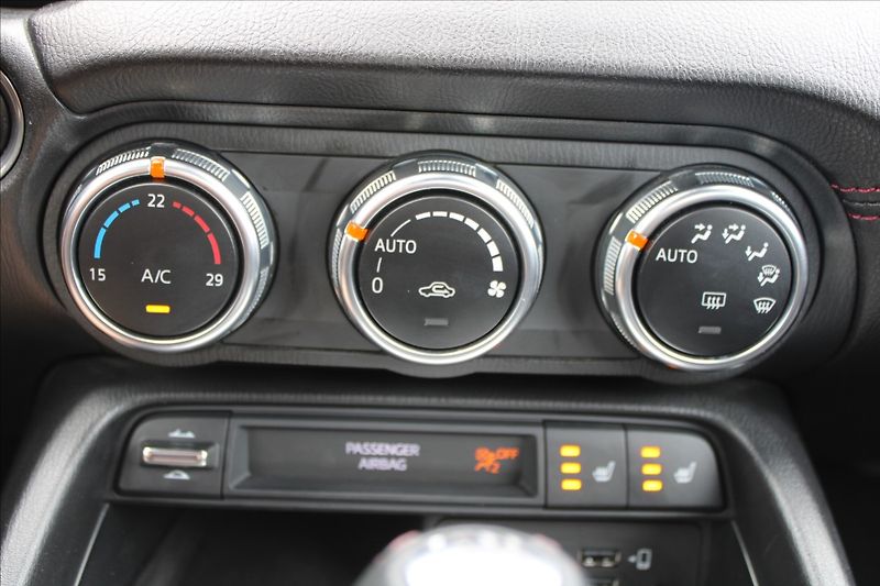 Mazda MX-5 2,0 i  RF,NOVÉ V ČR,1.MAJITEL - fotka 16 z 33