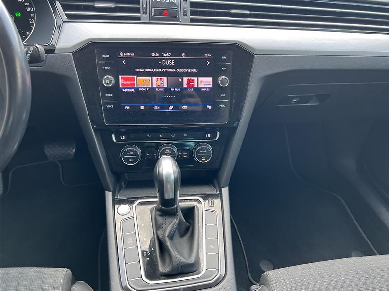 Volkswagen Passat 2,0 TDi Bussines DSG záruka - fotka 23 z 31