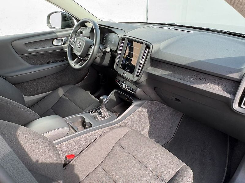 Volvo XC40 Momentum core T2 95kW - fotka 16 z 23