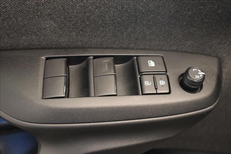 Toyota Yaris 1,5  HYBRID - fotka 9 z 23