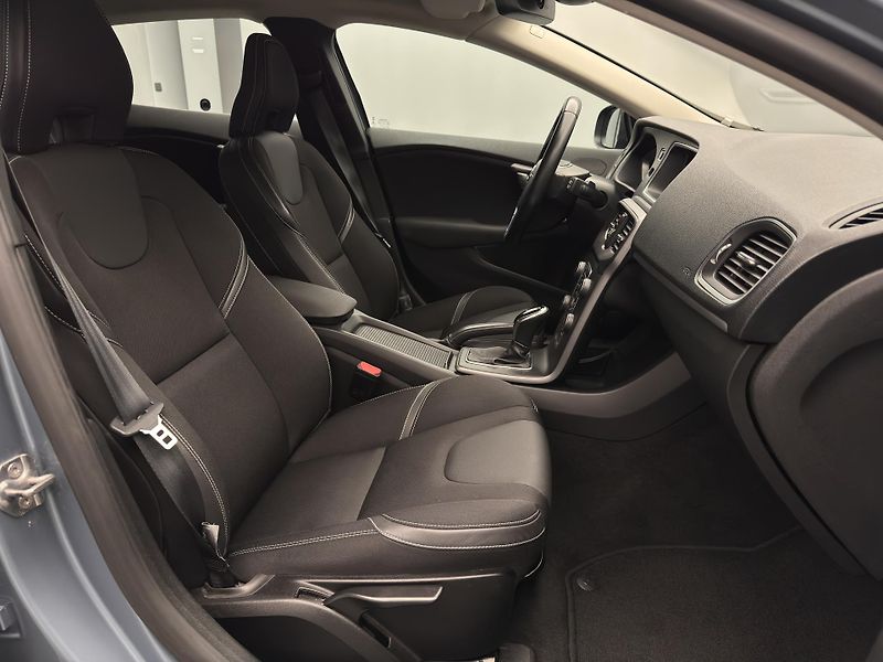 Volvo V40 T2 MOMENTUM AUT  - fotka 20 z 41