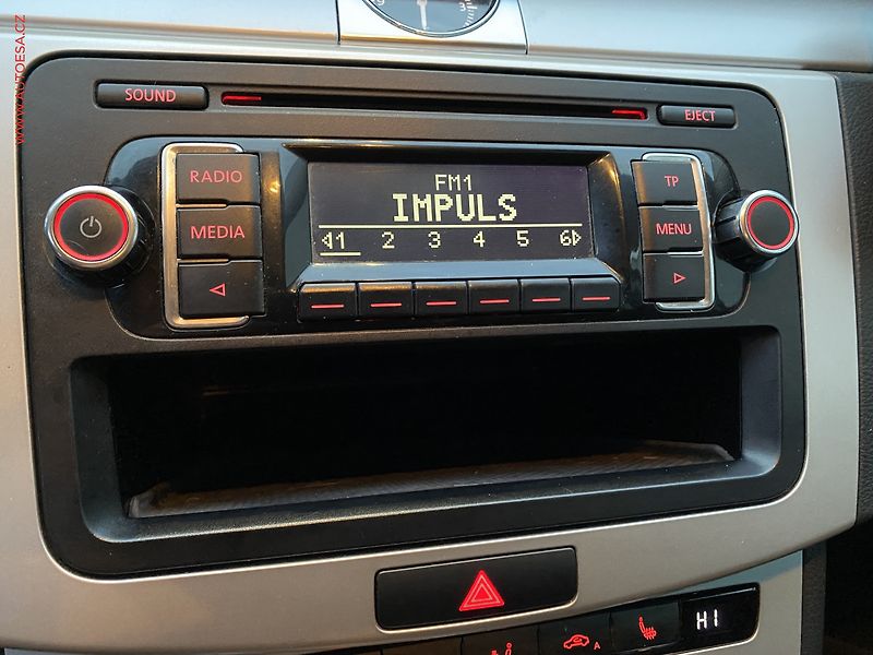 Volkswagen Passat (2014) 1.6 TDi, AC, výhřev sed - fotka 14 z 15