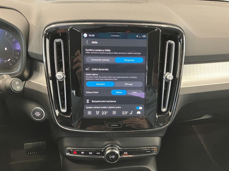 Volvo XC40 B3 FWD Plus Dark AT7 - fotka 30 z 39