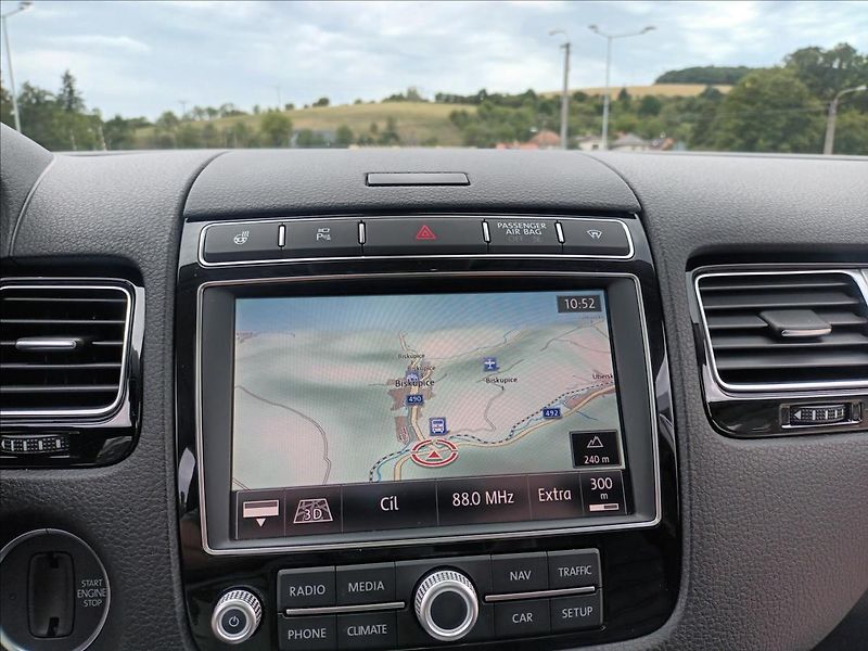 Volkswagen Touareg 3,0 TDI 193Kw,R-Line,ČR,TAŽNÉ, - fotka 33 z 50