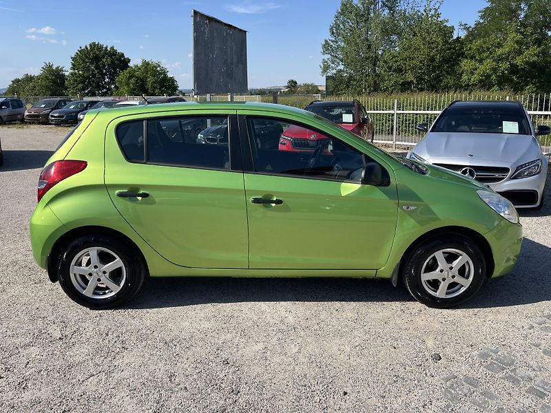 Hyundai i20 (2011) 1.2 57 KW, REZERVACE - fotka 9 z 14