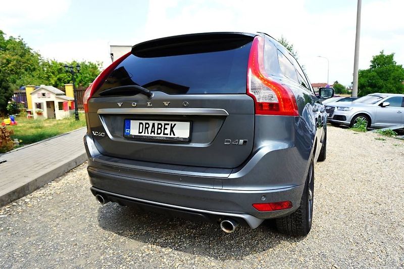 Volvo XC60 (2017) R-DESING 2,4 D4 140 kW - fotka 4 z 57