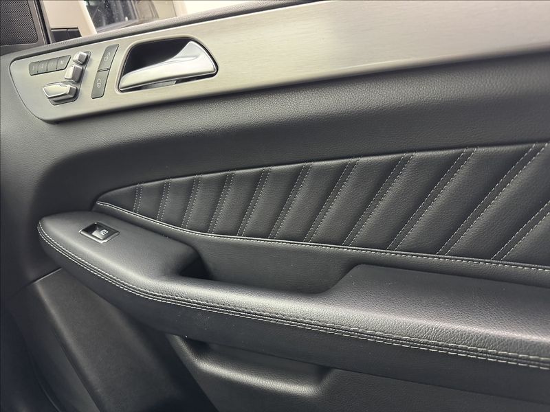 Mercedes-Benz GLE 3,0 AMG 4X4 LED DPH PANO TAŽNÉ - fotka 31 z 46
