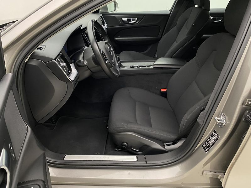 Volvo V60 D3 MOMENTUM AUT - fotka 3 z 41