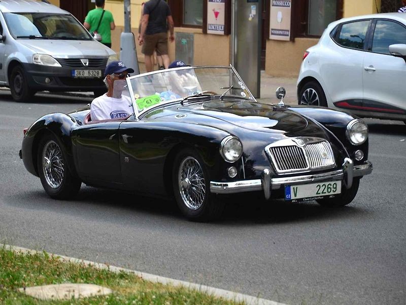 Přehlídka veteránů na Arnice v Mariánských Lázních. Sanitka Cadillac