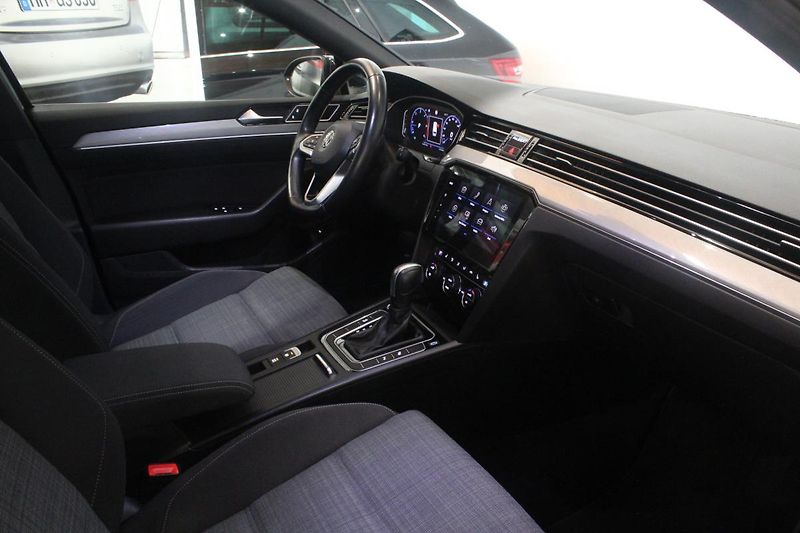 Volkswagen Passat (2020) 2.0TDI DSG Display Matrix - fotka 21 z 36