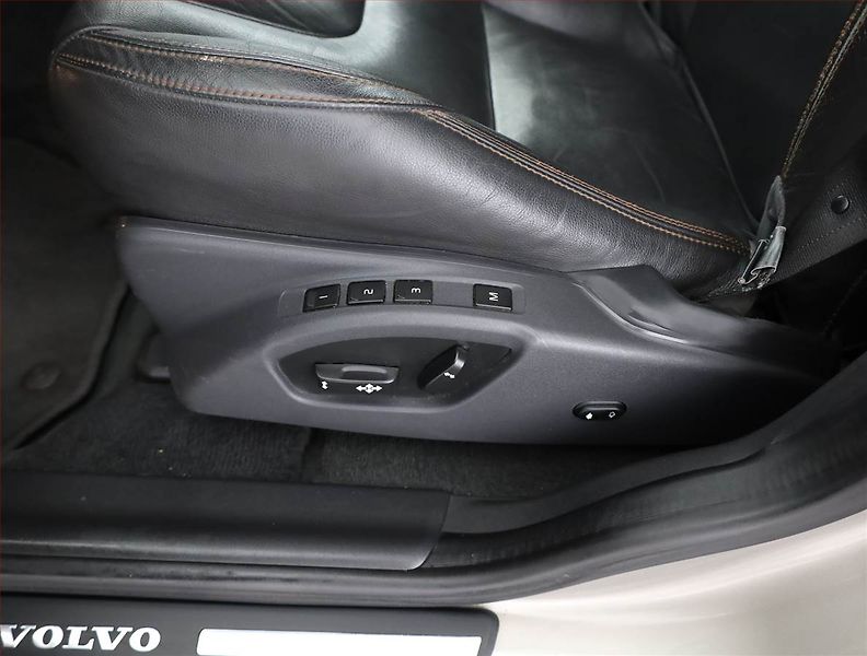 Volvo XC60 (2015) Summum D5, 4X4, Automat - fotka 18 z 21