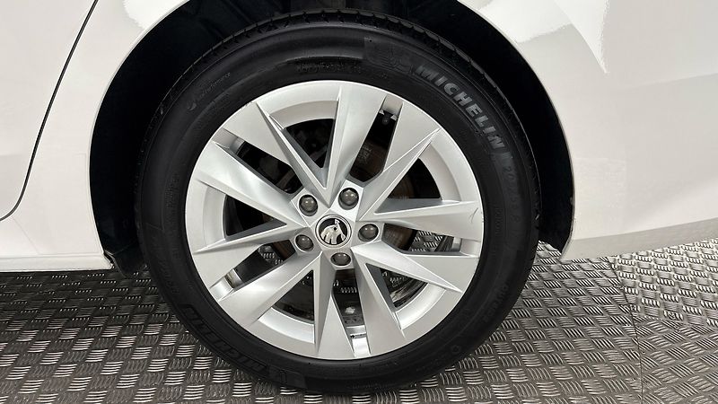 Škoda Octavia 2.0 TDI DSG Style Combi - fotka 19 z 27