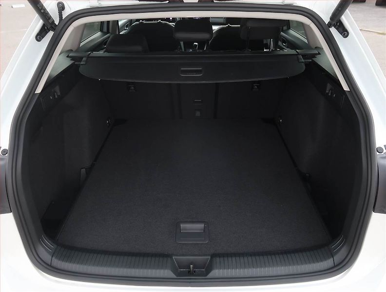 Volkswagen Golf (2025) 1.5 TSI, Full Led,Kamera - fotka 13 z 23