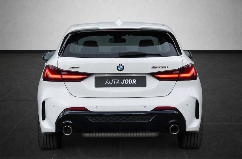 BMW Řada 1 M135i xDrive, Harman, Komfort - fotka 4 z 32