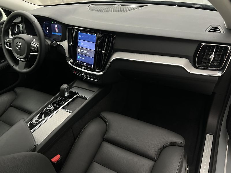 Volvo V60 B4 PLUS DARK AUT 1.maj. - fotka 22 z 43