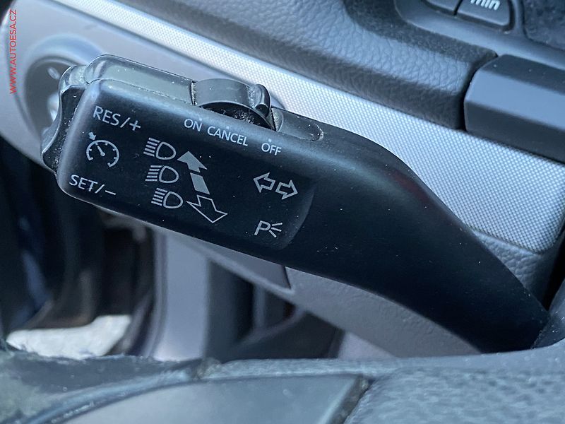 Volkswagen Golf (2009) 1.9 TDi, AC, park.čidla - fotka 13 z 15