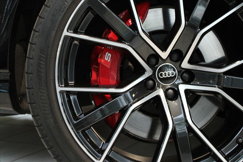 Audi SQ7 TFSi quattro Competition Plus - fotka 9 z 41