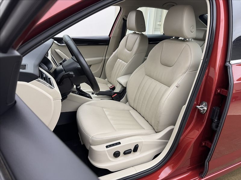 Škoda Octavia 1,4 DSG LED CANTON KŮŽE NAVI - fotka 32 z 44