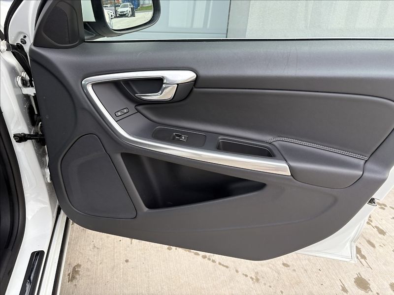 Volvo V60 2,0 D2 ZÁRUKA MOMENTUM CZ - fotka 17 z 28
