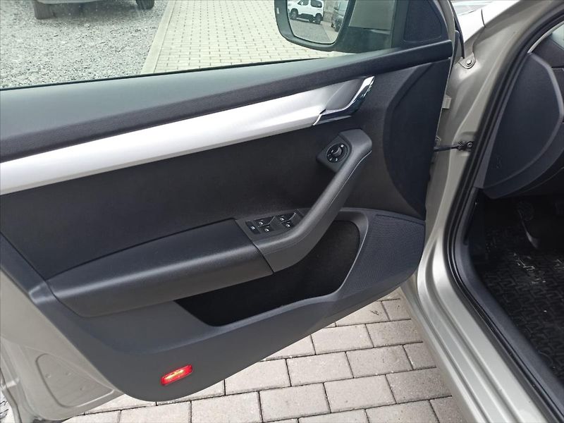 Škoda Octavia 2,0 TDI - fotka 8 z 18