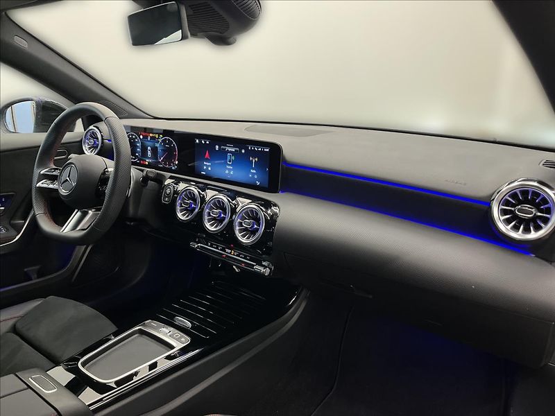 Mercedes-Benz Třídy A 220d sedan AMG Line Night - fotka 14 z 22