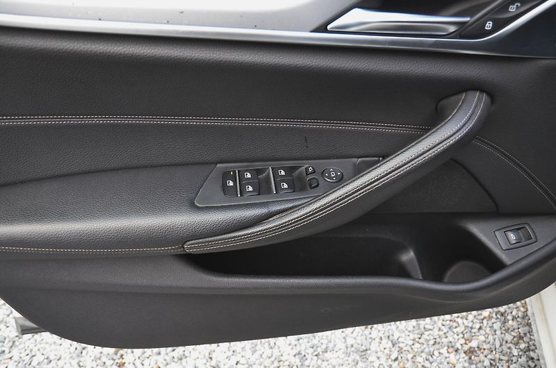 BMW Řada 5 (2017) 520d xDrive 140kW / ČR / DPH  - fotka 22 z 36