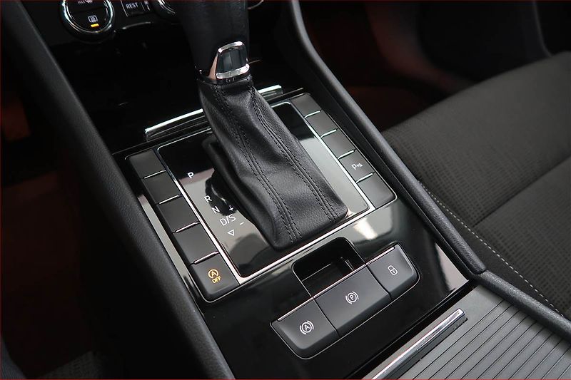 Škoda Superb (2018) 2.0 TDI, Automat, Navi - fotka 13 z 17