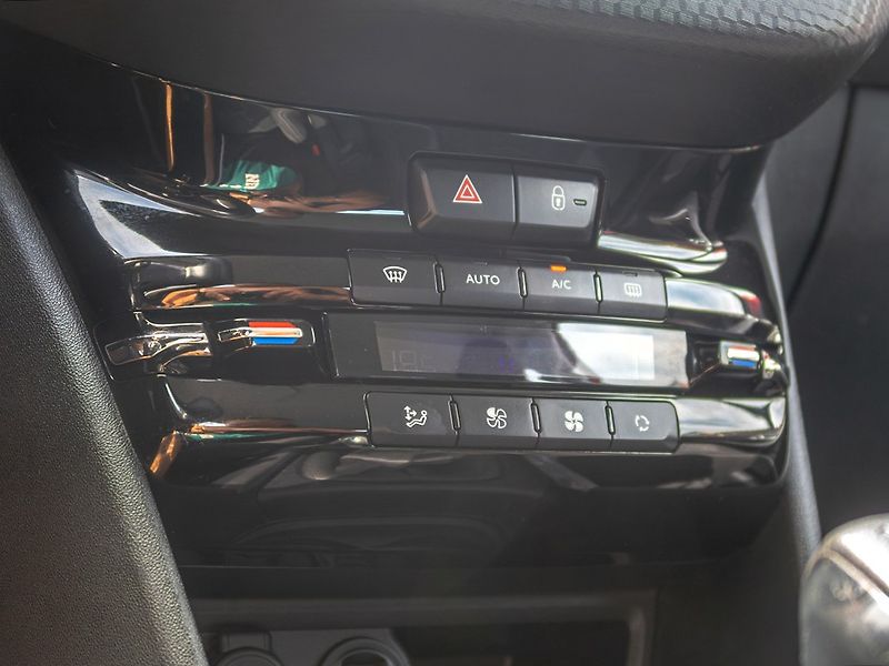 Peugeot 2008 (2017) ČR 1.2T 81KW – 88.359KM - fotka 23 z 51