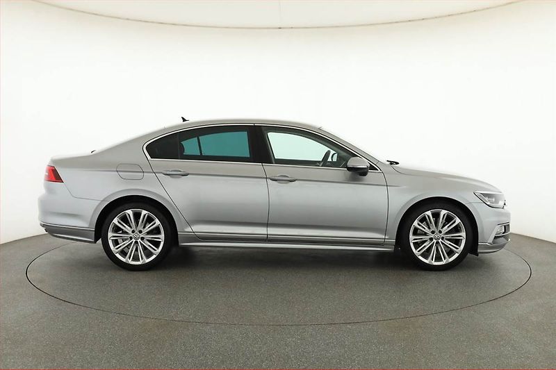 Volkswagen Passat (2020) R-Line 2.0 TSI - fotka 6 z 21