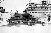Rozdrcená rampa z lodi USCGC North Star, po níž se snažil Snow Cruiser sjet z paluby.