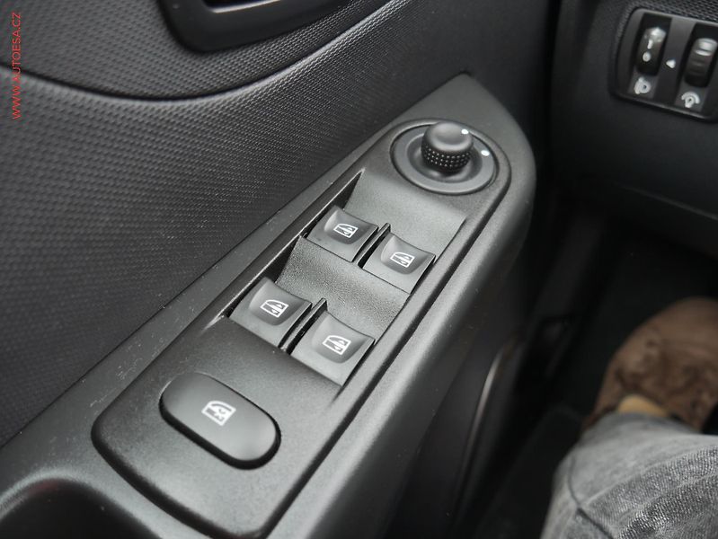 Renault Captur (2016) 0.9TCe, ČR, AC, TZ, park - fotka 10 z 19