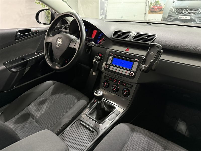 Volkswagen Passat 1,6   i KLIMA VÝHŘEV PO STK - fotka 11 z 16