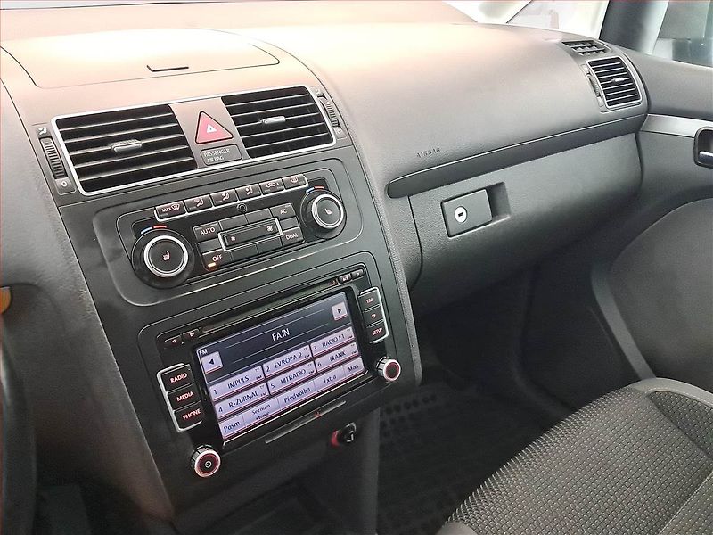 Volkswagen Touran (2011) 1.4 TSI, 7 míst, Serv.kniha - fotka 12 z 21