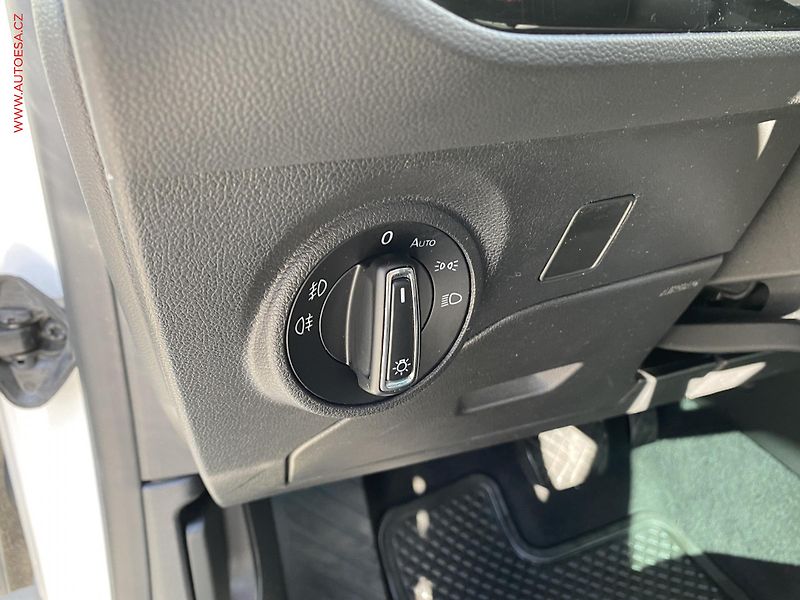 Seat Leon (2019) 2.0 TDi, FR, DSG, kůže, panor - fotka 15 z 19