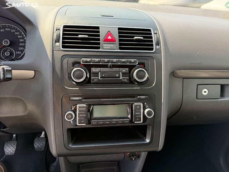 Volkswagen Touran 1.4 tsi, 7 míst - fotka 12 z 13