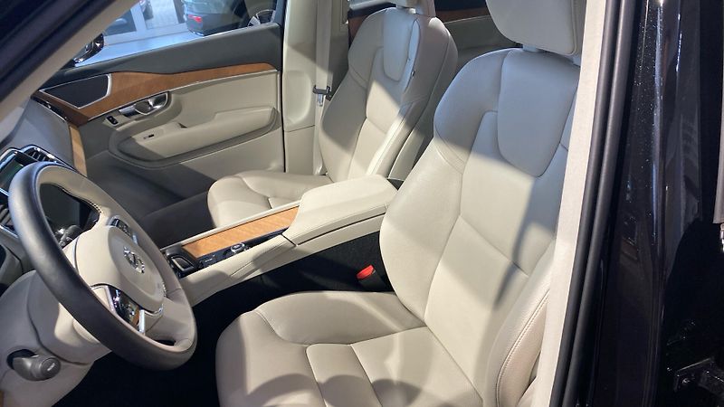 Volvo XC90 MOMENTUM PRO, B5 AWD, 173+10 k - fotka 8 z 32