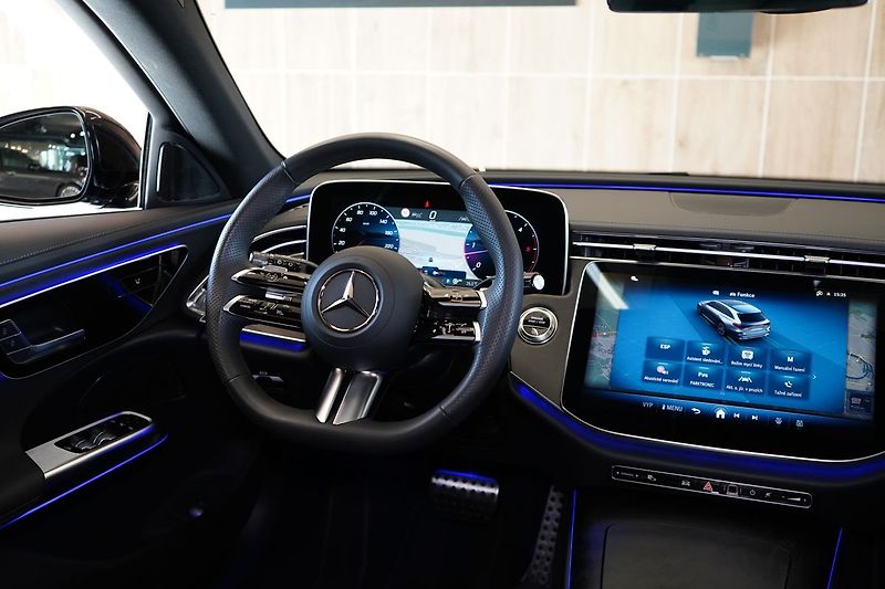 Mercedes-Benz Třídy E 220d 4MATIC AMG, Pano, Tažné - fotka 48 z 49