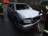 Auto u Blanska zmizelo v řece. Řidič po nehodě čekal na záchranu na střeše.