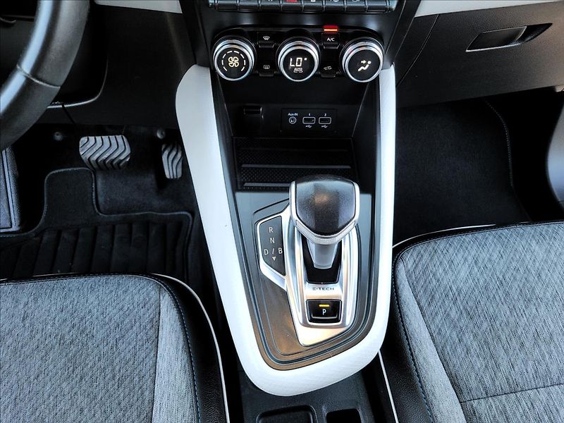 Renault Captur 1,6 E-Tech PHEV Intense - fotka 35 z 49