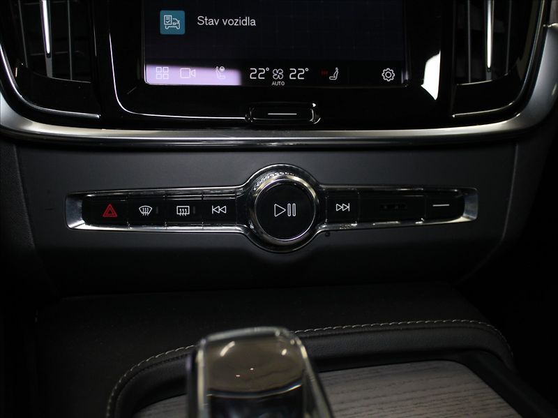 Volvo V90 2,0 B6 AWD Ultimate Dark B&W - fotka 16 z 27